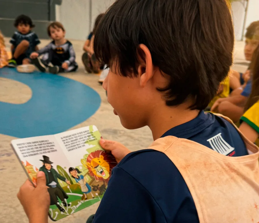 Estudantes em atividade guiada de escuta e convivência.