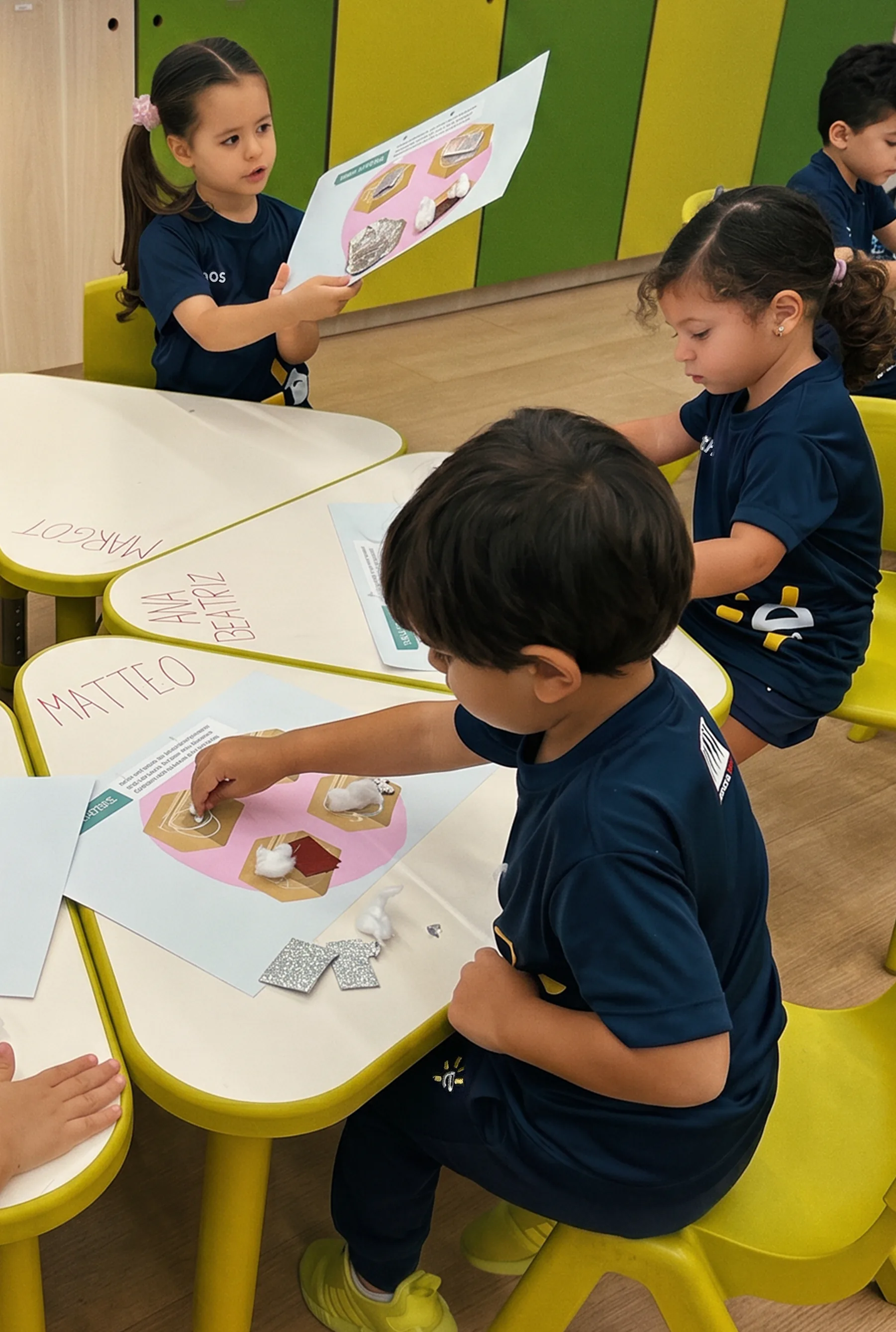 Criança em momento de descoberta e desenvolvimento na Escola Ethos.