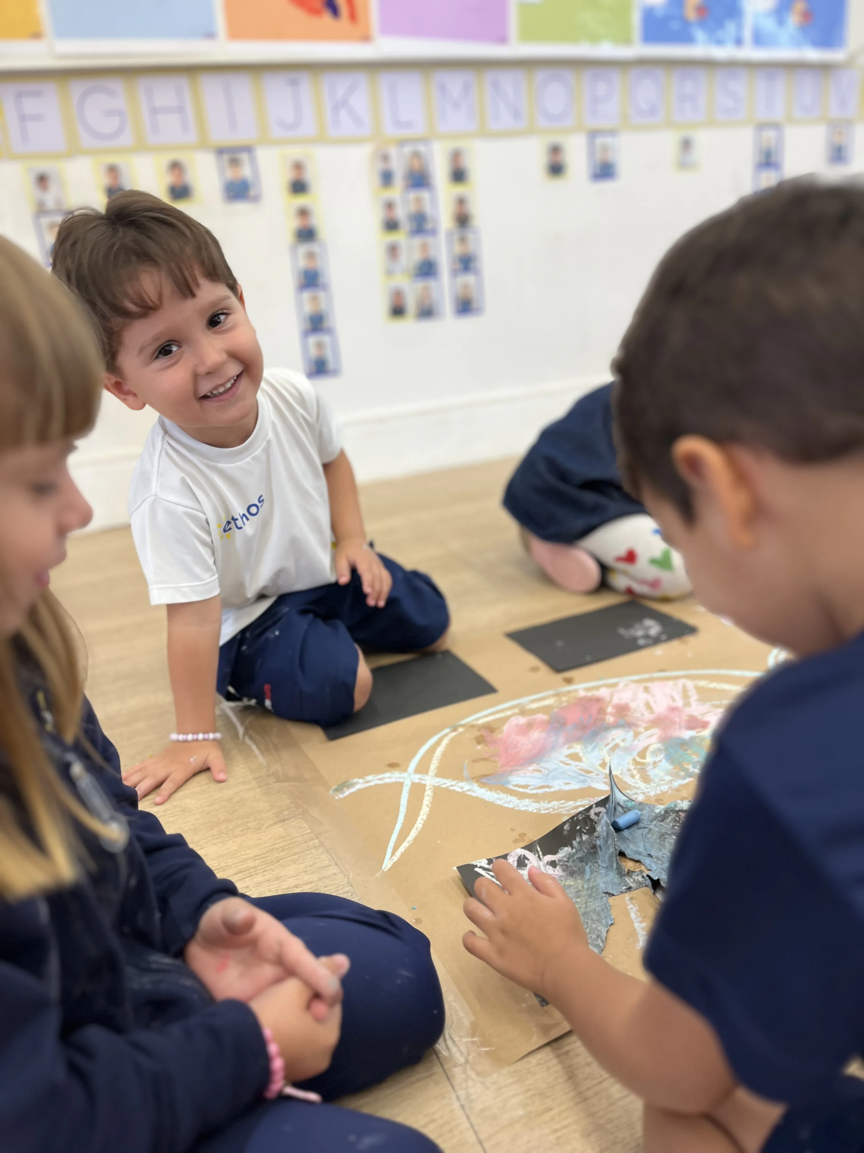 Crianças participando de uma atividade escolar em destaque no blog.