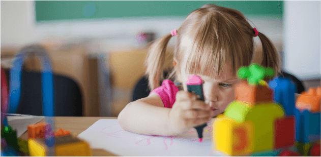 Imagem de abertura do artigo com crianças em atividade escolar.